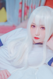 宝贝坐在车上玩玩具